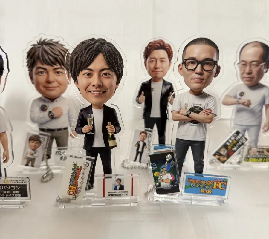 たくさんの縦型アクリルスタンドとキーホルダーが台座に立って並んだ作成例